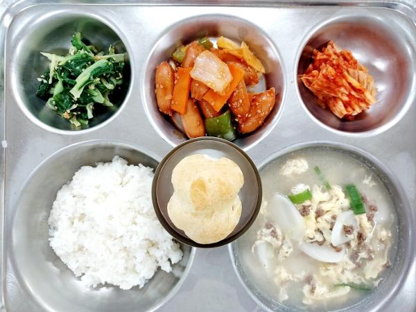 5월1일(조식)현미밥, 떡국+지단, 비엔나야채볶음, 단배추나물, 배추김치, 초코아이슈