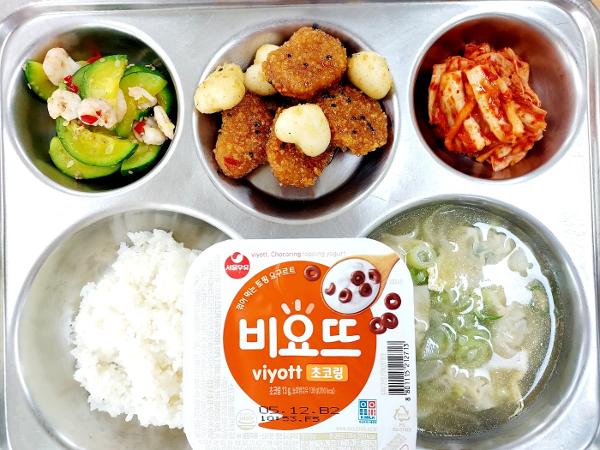 5월2일(목) 쌀밥, 물만둣국, 크리스피돈강정, 호박새우살볶음, 배추김치, 꺽어먹는요구르트(비요뜨)