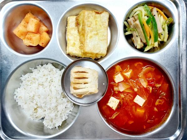 5월3일(조식) 차조밥, 돈육김치찌개, 감자카레볶음, 두부계란구이, 깍두기, 사과파이